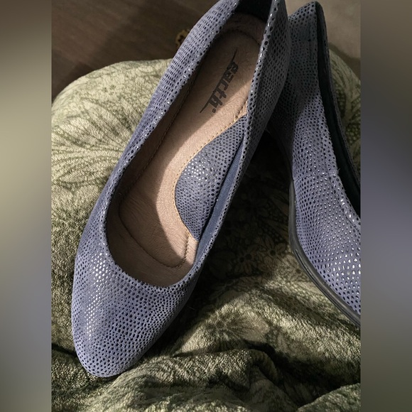 Earth Bluish gray suede/leather pumps (depending on lighting). Sz. 8 EUC - Picture 2 of 16